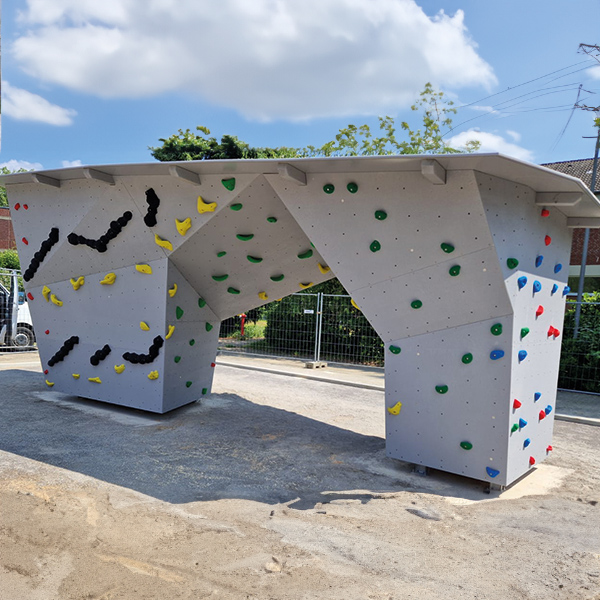 Der Boulderblock XL wurde hier in den Pausenhof integriert. Montage 2024.